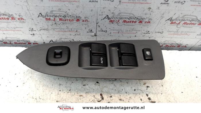 Usados Interruptor combinado de ventanillas Mazda 323 (BJ12) 1.8i 16V Precio de solicitud ofrecido por Autodemontage M.J. Rutte B.V.