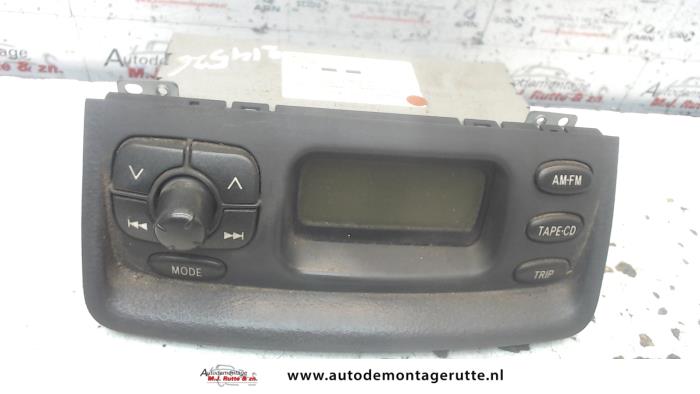 Radio control panel from a Toyota Yaris (P1) 1.0 16V VVT-i 1999