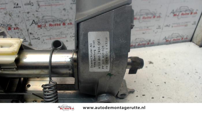 Electric power steering unit from a Mercedes-Benz A (W169) 1.5 A-150 5-Drs. 2004