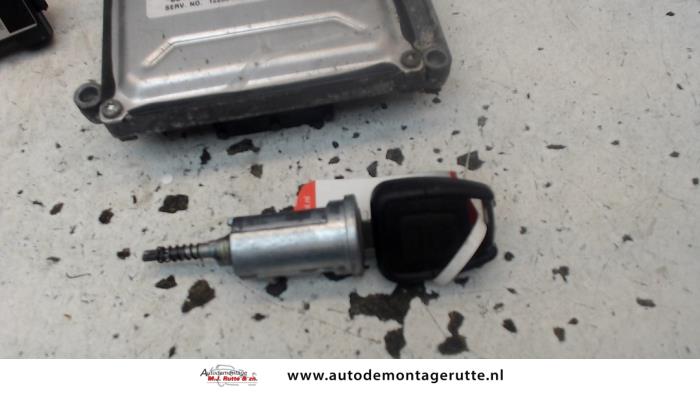 Ignition lock + computer from a Opel Zafira (F75) 2.2 16V 2004