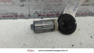 Used Ignition lock + key Smart Fortwo Coupé (450.3) 0.7 Price on request offered by Autodemontage M.J. Rutte B.V.