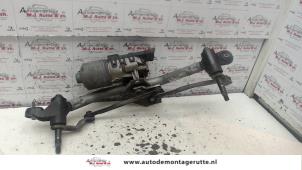 Used Wiper motor + mechanism Renault Twingo II (CN) 1.2 Price on request offered by Autodemontage M.J. Rutte B.V.