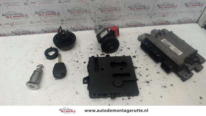 Used Ignition lock + computer Renault Twingo II (CN) 1.2 Price on request offered by Autodemontage M.J. Rutte B.V.
