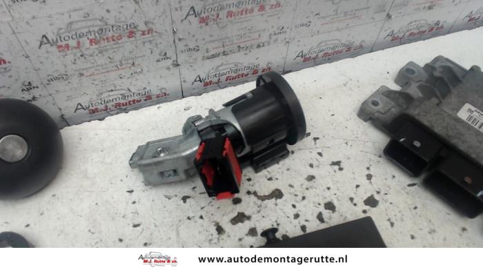 Ignition lock + computer from a Renault Twingo II (CN) 1.2 2008