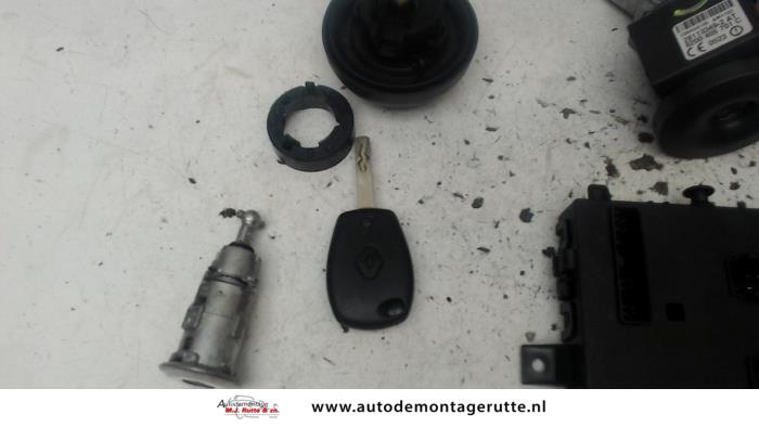 Ignition lock + computer from a Renault Twingo II (CN) 1.2 2008