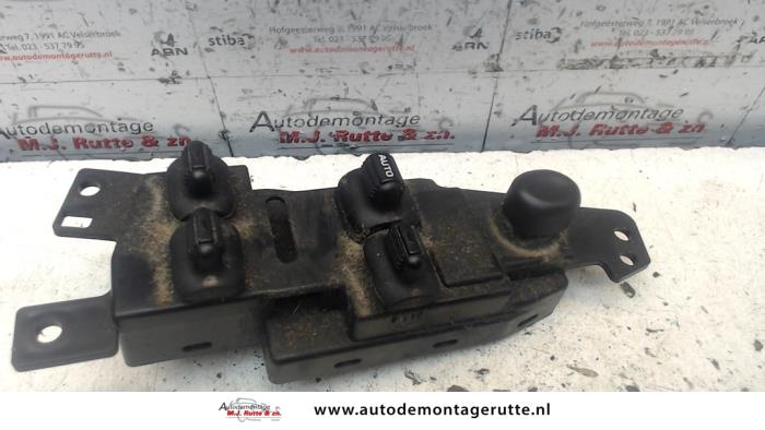 Usados Interruptor combinado de ventanillas Chrysler 300 M 3.5 V6 24V Precio de solicitud ofrecido por Autodemontage M.J. Rutte B.V.