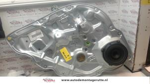 Używane Mechanizm szyby lewej tylnej wersja 4-drzwiowa Lancia Musa 1.4 16V Cena na żądanie oferowane przez Autodemontage M.J. Rutte B.V.