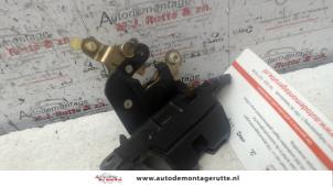 Used Tailgate lock mechanism Hyundai Terracan 2.9 CRDi 16V Price on request offered by Autodemontage M.J. Rutte B.V.
