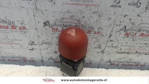 Usados Interruptor de luz de pánico Renault Twingo (C06) 1.2 16V Precio de solicitud ofrecido por Autodemontage M.J. Rutte B.V.