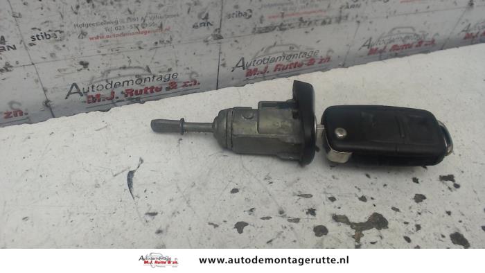 Door lock cylinder, left from a Volkswagen Bora (1J2) 1.6 16V 2000