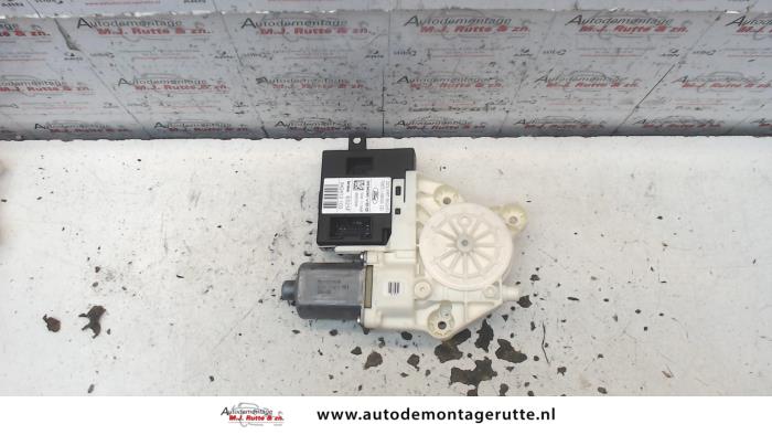 Door window motor from a Ford Focus 2 Wagon 1.6 16V 2008