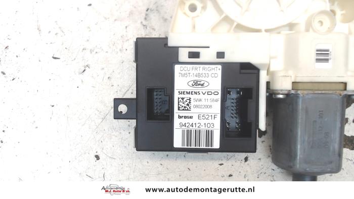 Door window motor from a Ford Focus 2 Wagon 1.6 16V 2008