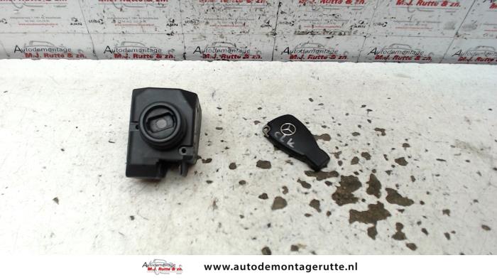 Używane Stacyjka + Kluczyk Mercedes CLK (C208) 3.2 320 V6 18V Cena na żądanie oferowane przez Autodemontage M.J. Rutte B.V.