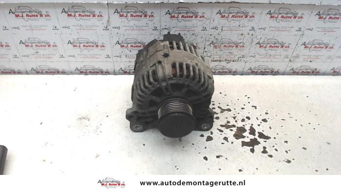 Begagnade Dynamo Volkswagen Caddy Combi III (2KB,2KJ) 1.6 TDI 16V Pris på förfrågan erbjuds av Autodemontage M.J. Rutte B.V.