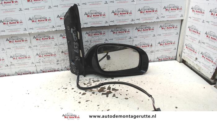 Wing mirror, right from a Volkswagen Touran (1T1/T2) 1.6 FSI 16V 2005