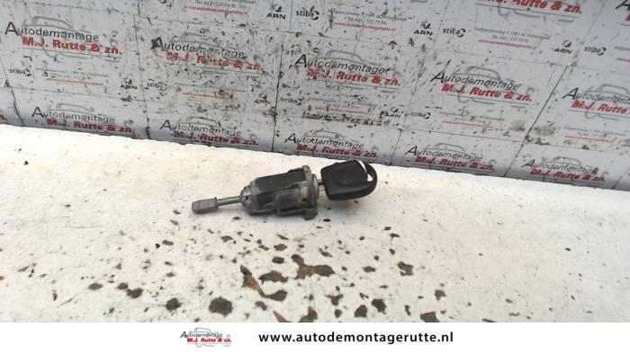 Door lock cylinder, left from a Volkswagen Golf IV (1J1) 1.6 1998