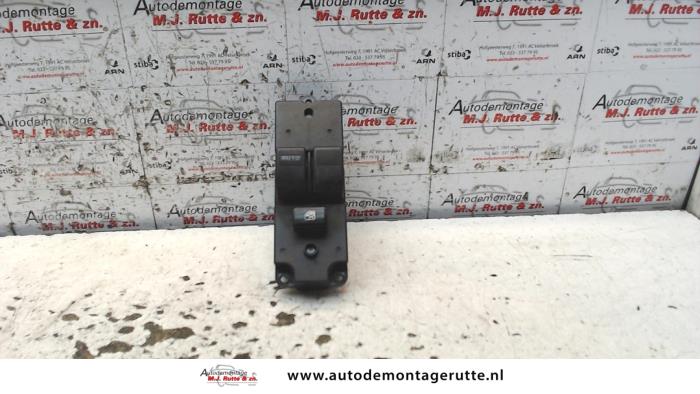 Usados Interruptor combinado de ventanillas Mazda 323 Fastbreak (BJ14) 1.6 16V Precio de solicitud ofrecido por Autodemontage M.J. Rutte B.V.