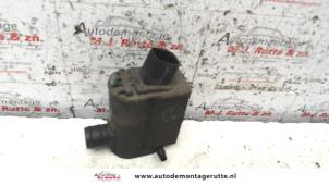 Używane Pompa spryskiwacza przód Kia Rio II (DE) 1.4 16V Cena na żądanie oferowane przez Autodemontage M.J. Rutte B.V.