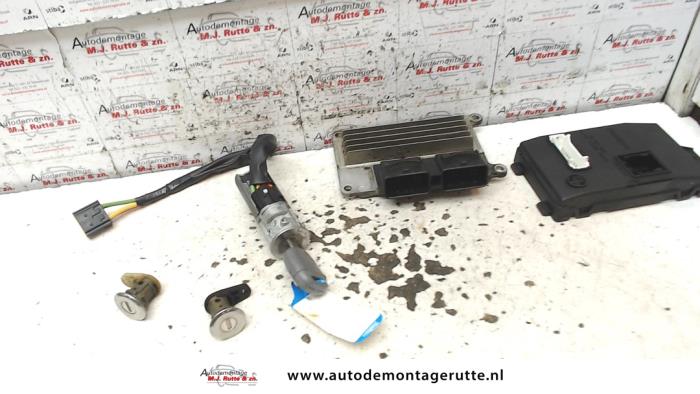 Used Ignition lock + computer Renault Twingo (C06) 1.2 16V Price on request offered by Autodemontage M.J. Rutte B.V.