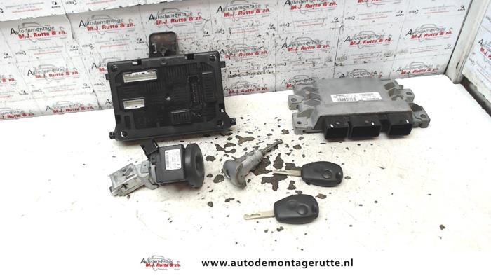 Used Ignition lock + computer Renault Clio III Estate/Grandtour (KR) 1.2 16V TCE 100 Price on request offered by Autodemontage M.J. Rutte B.V.