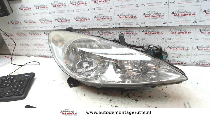 Headlight, right from a Peugeot 307 CC (3B) 2.0 16V 2004