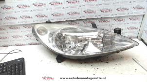 Used Headlight, right Peugeot 307 CC (3B) 2.0 16V Price € 35,00 Margin scheme offered by Autodemontage M.J. Rutte B.V.