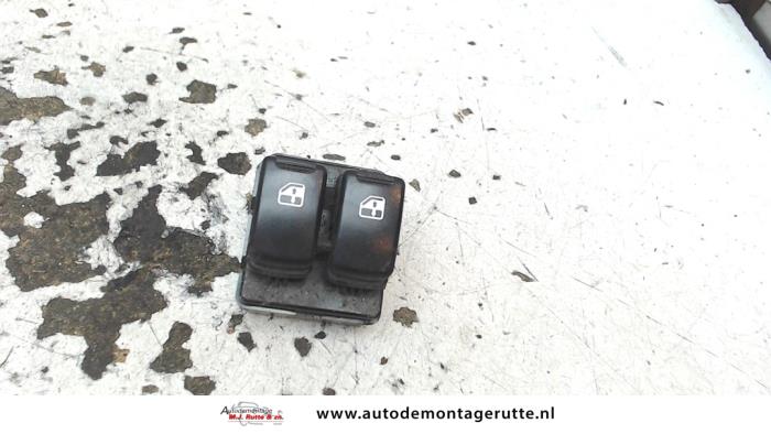 Usados Interruptor combinado de ventanillas Chevrolet Kalos (SF48) 1.4 16V Precio de solicitud ofrecido por Autodemontage M.J. Rutte B.V.