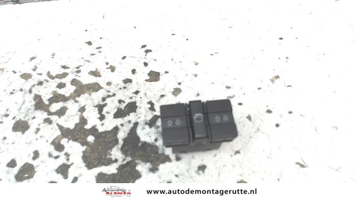 Usados Interruptor combinado de ventanillas Volkswagen Polo III (6N1) 1.6i 75 Precio de solicitud ofrecido por Autodemontage M.J. Rutte B.V.