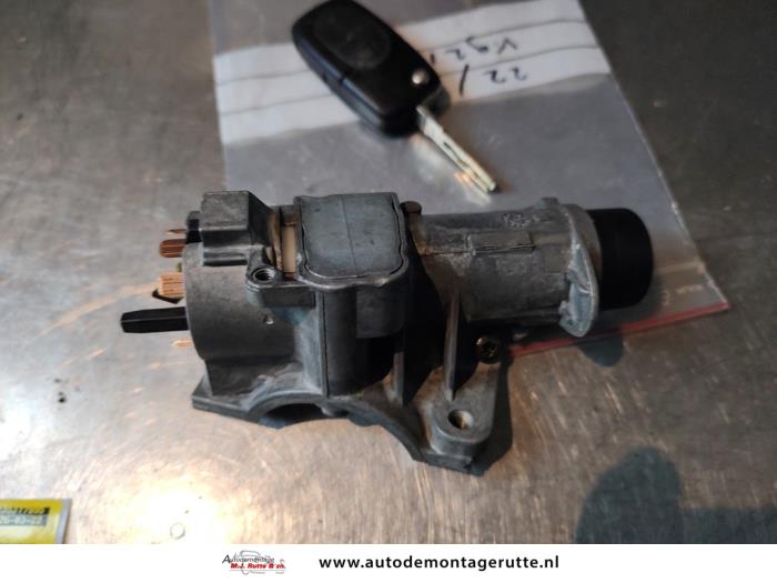 Ignition lock + key from a Volkswagen Bora (1J2) 1.6 1999