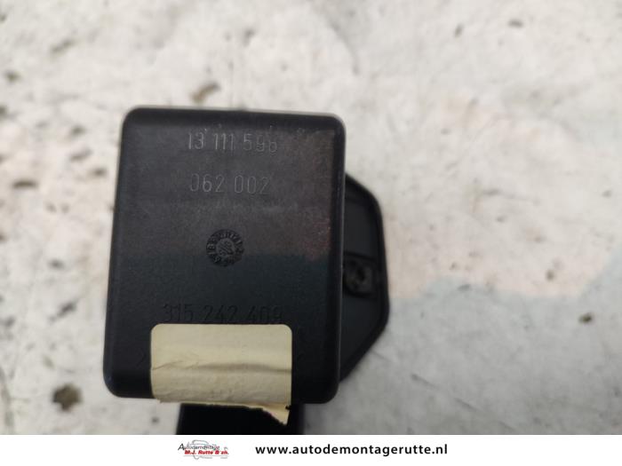 Tank cap cover from a Opel Astra H GTC (L08) 1.6 16V Twinport 2005
