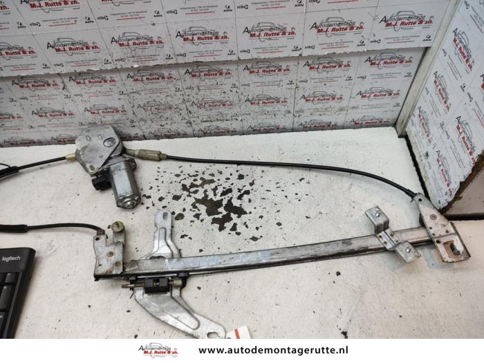 Window mechanism 2-door, front right from a Fiat Punto Cabriolet (176C) 90 ELX 1.6 1994