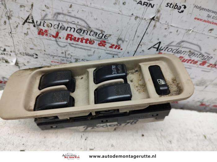 Usados Interruptor combinado de ventanillas Daihatsu Gran Move 1.5 16V Precio de solicitud ofrecido por Autodemontage M.J. Rutte B.V.