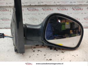 Used Wing mirror, right Chrysler Voyager/Grand Voyager (RG) 2.8 CRD 16V Autom. Price on request offered by Autodemontage M.J. Rutte B.V.