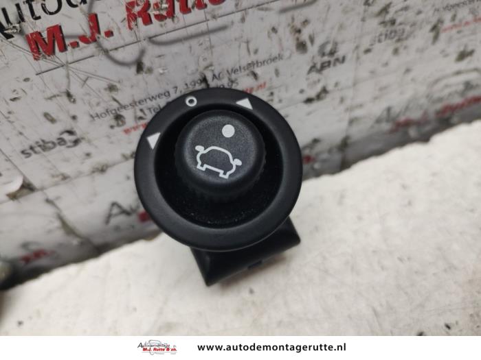Używane Przelacznik lusterka Ford Fiesta 6 (JA8) 1.25 16V Cena na żądanie oferowane przez Autodemontage M.J. Rutte B.V.