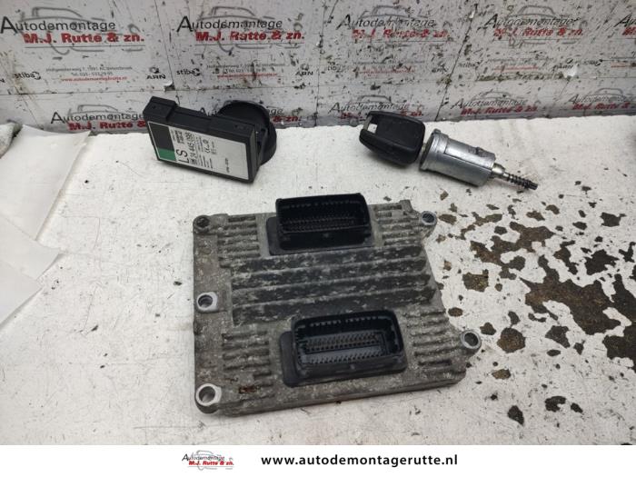 Used Ignition lock + computer Opel Zafira (F75) 2.2 16V Price € 125,00 Margin scheme offered by Autodemontage M.J. Rutte B.V.
