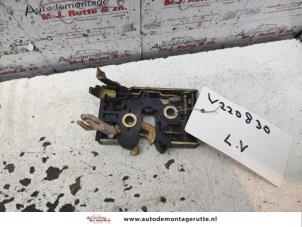 Used Door lock mechanism 2-door, left Volkswagen Polo II (86) 1.0 (US83) Price on request offered by Autodemontage M.J. Rutte B.V.