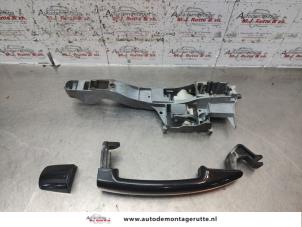 Used Front door handle 4-door, right Toyota Avensis (T22) 1.8 16V VVT-i Price on request offered by Autodemontage M.J. Rutte B.V.