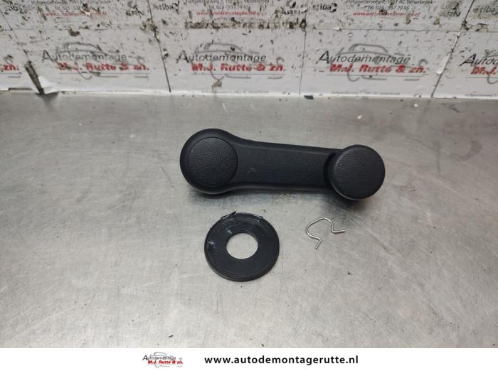 Usados Manivela de ventanilla Hyundai i10 (F5) 1.2i 16V Precio de solicitud ofrecido por Autodemontage M.J. Rutte B.V.