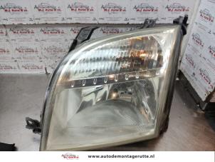 Begagnade Strålkastare, vänster Ford Fusion 1.6 16V Pris € 35,00 Marginaltabell erbjuds av Autodemontage M.J. Rutte B.V.