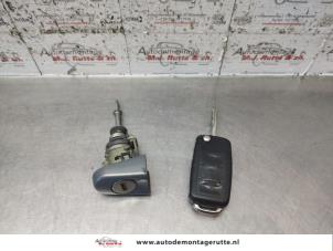 Used Door lock cylinder, left Volkswagen Touran (1T1/T2) 1.4 16V TSI 140 Price on request offered by Autodemontage M.J. Rutte B.V.