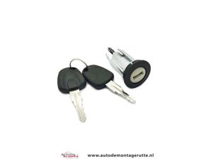 New Ignition lock + key Daewoo Matiz Price € 40,00 Inclusive VAT offered by Autodemontage M.J. Rutte B.V.