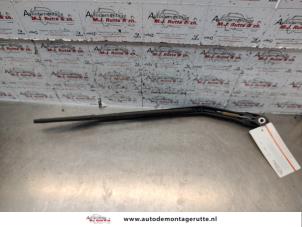Used Rear wiper arm Toyota Avensis (T22) 1.8 16V VVT-i Price on request offered by Autodemontage M.J. Rutte B.V.