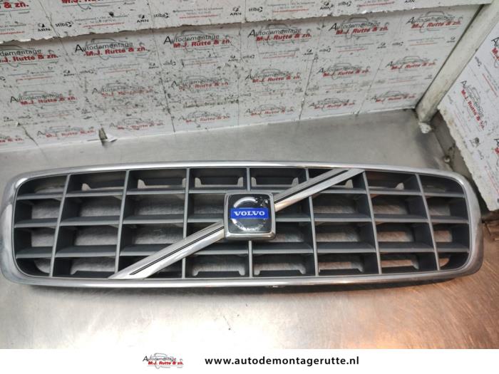 Używane Grill Volvo XC70 (SZ) XC70 2.4 T 20V Cena na żądanie oferowane przez Autodemontage M.J. Rutte B.V.