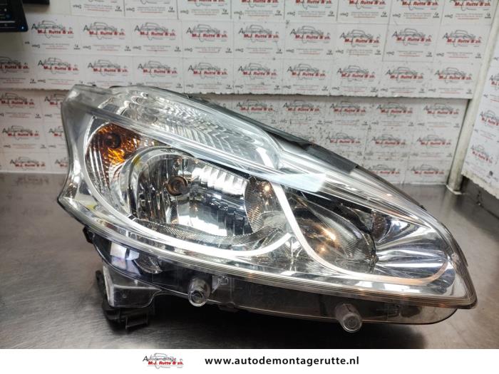 Używane Reflektor prawy Peugeot 208 I (CA/CC/CK/CL) 1.2 Vti 12V PureTech 82 Cena na żądanie oferowane przez Autodemontage M.J. Rutte B.V.