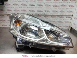 Used Headlight, right Peugeot 208 I (CA/CC/CK/CL) 1.2 Vti 12V PureTech 82 Price on request offered by Autodemontage M.J. Rutte B.V.