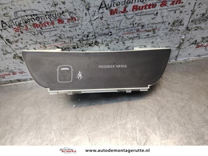 Begagnade Innerdisplay Toyota iQ 1.0 12V VVT-i Pris på förfrågan erbjuds av Autodemontage M.J. Rutte B.V.