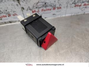 Gebrauchte Panikbeleuchtung Schalter Volkswagen Polo III (6N2) 1.4 Preis auf Anfrage angeboten von Autodemontage M.J. Rutte B.V.