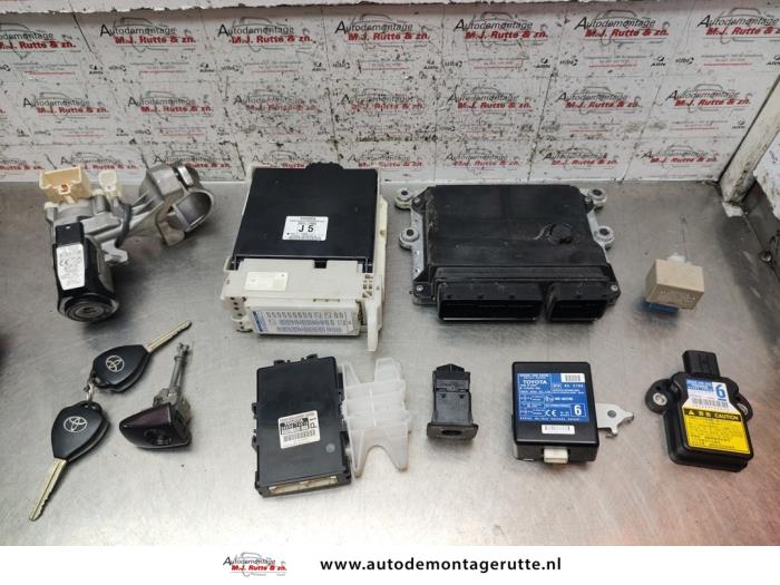 Used Ignition lock + computer Toyota iQ 1.0 12V VVT-i Price € 250,00 Margin scheme offered by Autodemontage M.J. Rutte B.V.