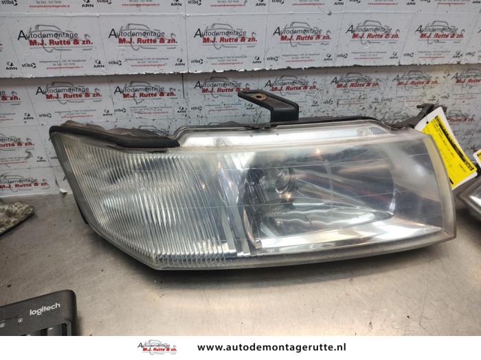 Gebrauchte Scheinwerfer rechts Mitsubishi Space Wagon (N8/N9) 2.4 16V GDI GLX Preis auf Anfrage angeboten von Autodemontage M.J. Rutte B.V.