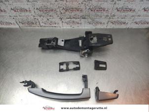 Used Rear door handle 4-door, right Landrover Discovery III (LAA/TAA) 2.7 TD V6 Van Price on request offered by Autodemontage M.J. Rutte B.V.
